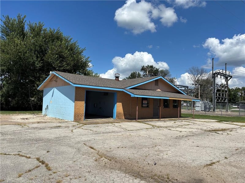 302 3rd St, Lowry City, MO 64763