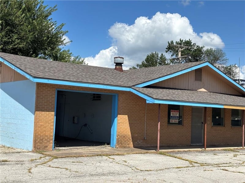 302 3rd St, Lowry City, MO 64763