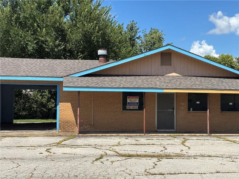 302 3rd St, Lowry City, MO 64763