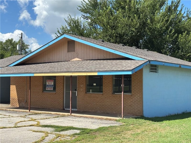 302 3rd St, Lowry City, MO 64763