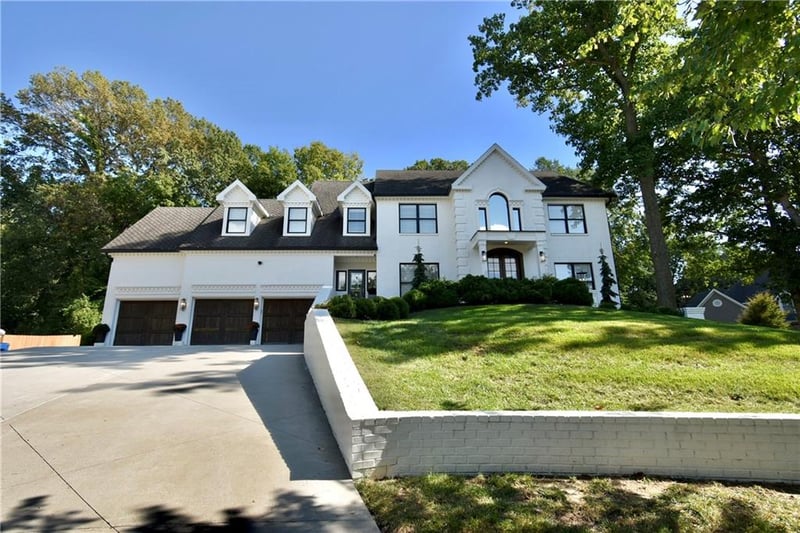 713 White Oak Ln, Kansas City, MO 64116