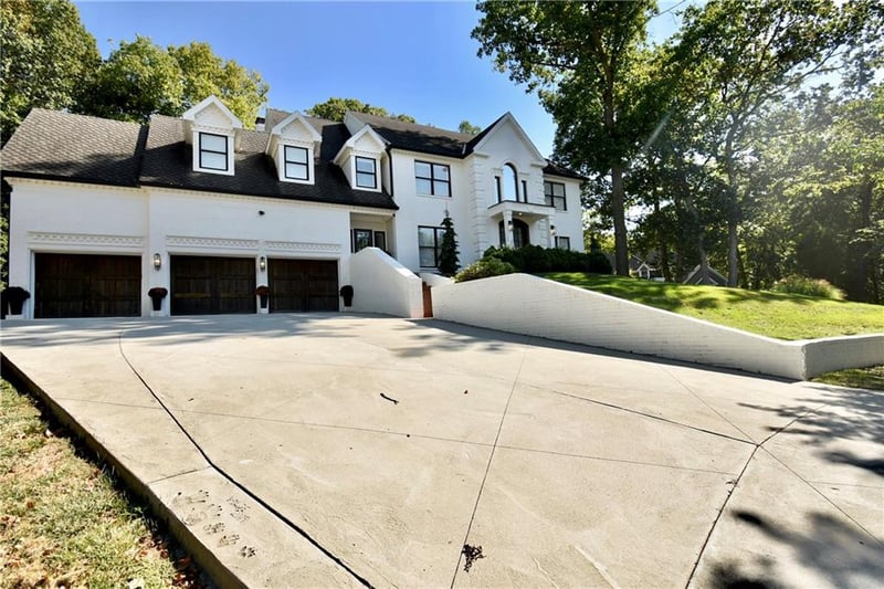 713 White Oak Ln, Kansas City, MO 64116