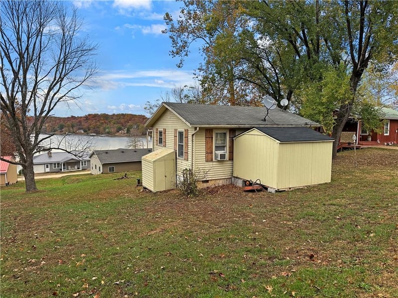 107 Holiday Ridge Dr, Edwards, MO 65326