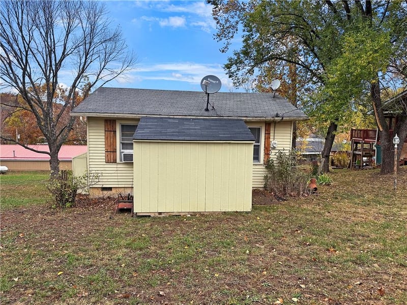 107 Holiday Ridge Dr, Edwards, MO 65326