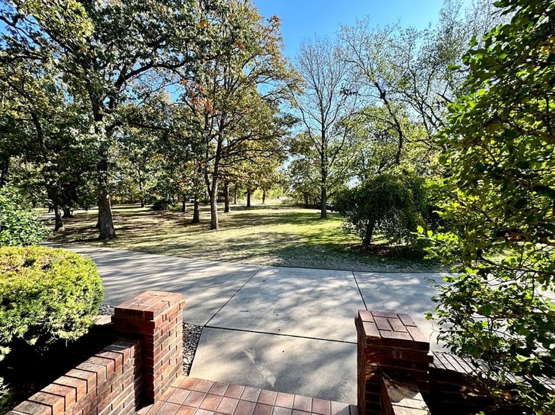 1556 S Ee Hw, El Dorado Springs, MO 64744