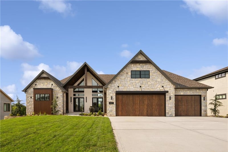 3407 NE 102nd St, Kansas City, MO 64155