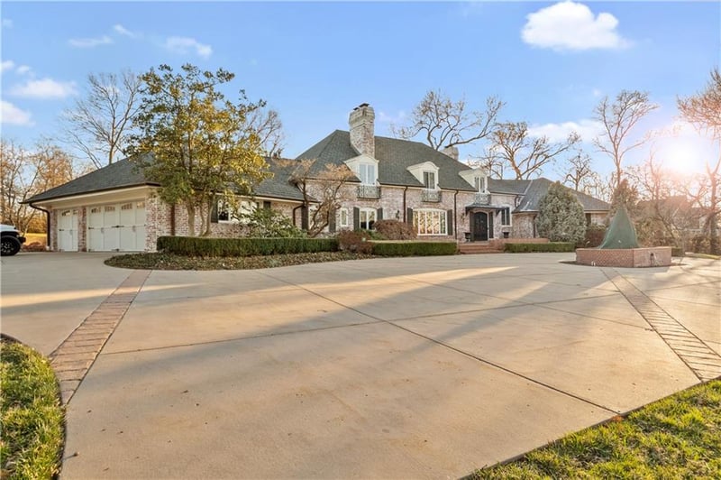 1235 W 55th St, Kansas City, MO 64113