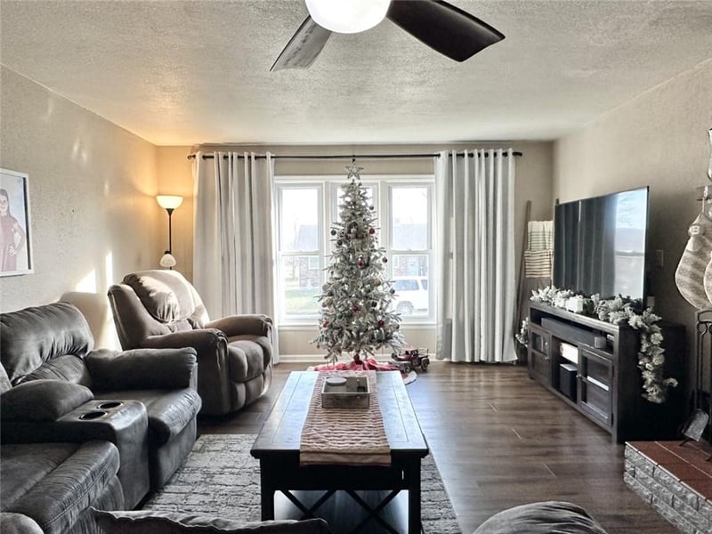 906 Fairlane Dr, Chillicothe, MO 64601
