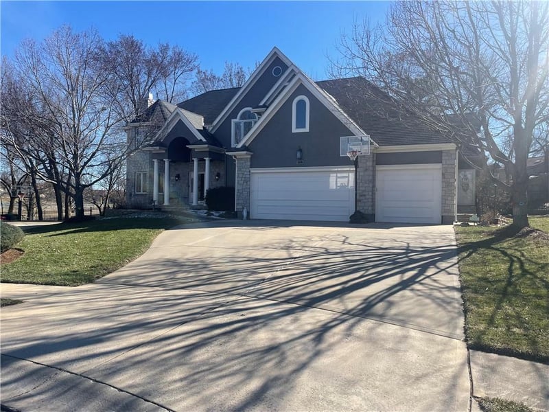 6513 W 106th St, Overland Park, KS 66212