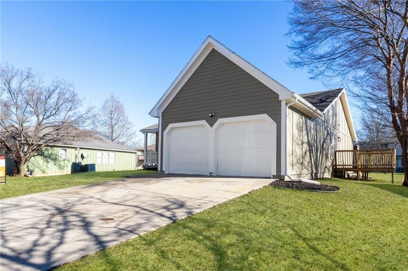 2013 E 61st St, Kansas City, MO 64130