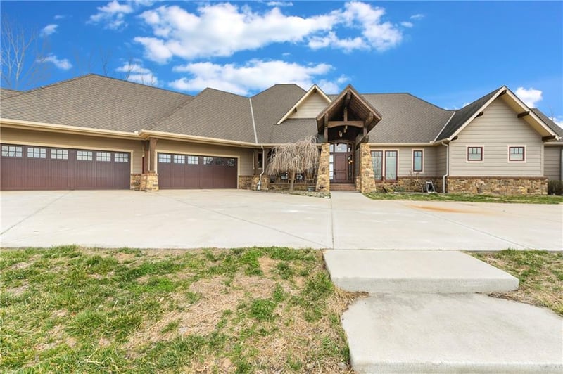 24066 Wolcott Dr, Kansas City, KS 66109