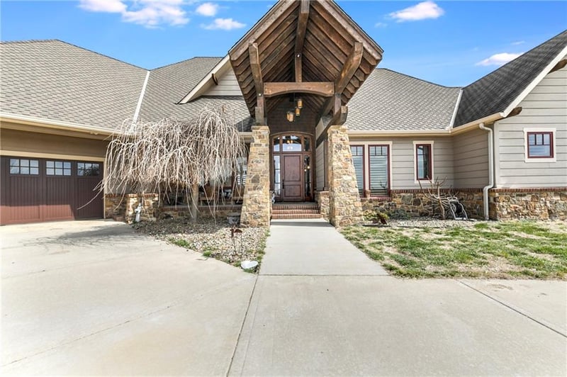 24066 Wolcott Dr, Kansas City, KS 66109