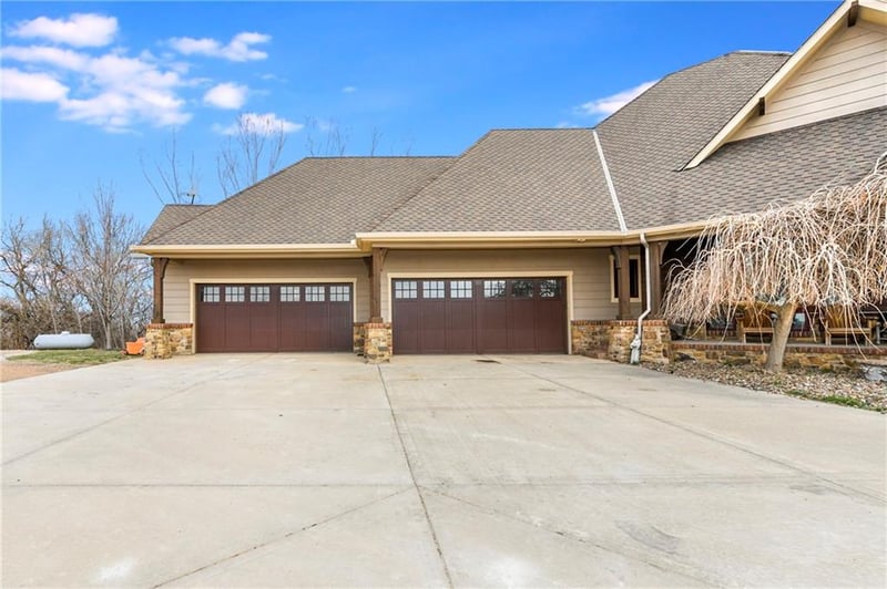 24066 Wolcott Dr, Kansas City, KS 66109