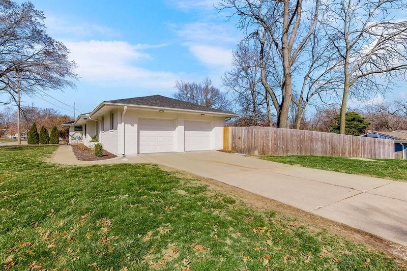 9623 Mission Rd, Overland Park, KS 66206