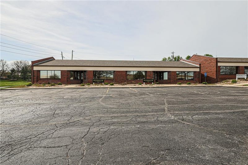 1900 Copper Oaks Cir, Blue Springs, MO 64015