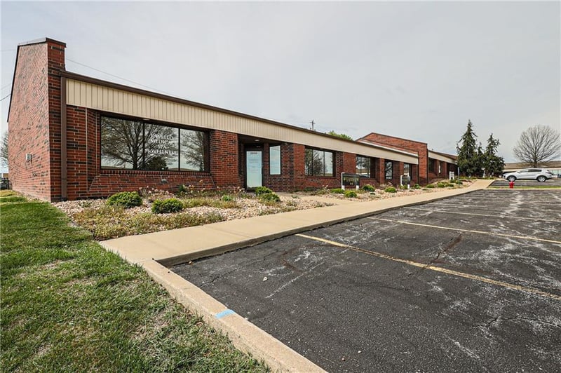 1900 Copper Oaks Cir, Blue Springs, MO 64015