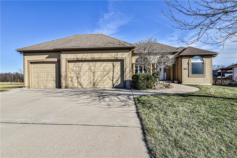 86 Paducah Ln, Lake Winnebago, MO 64034