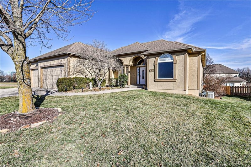 86 Paducah Ln, Lake Winnebago, MO 64034