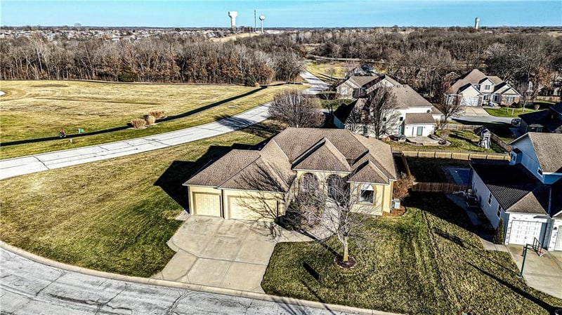 86 Paducah Ln, Lake Winnebago, MO 64034