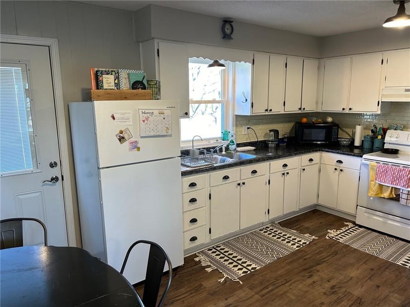 307 W Barrett Ave, Walker, MO 64790