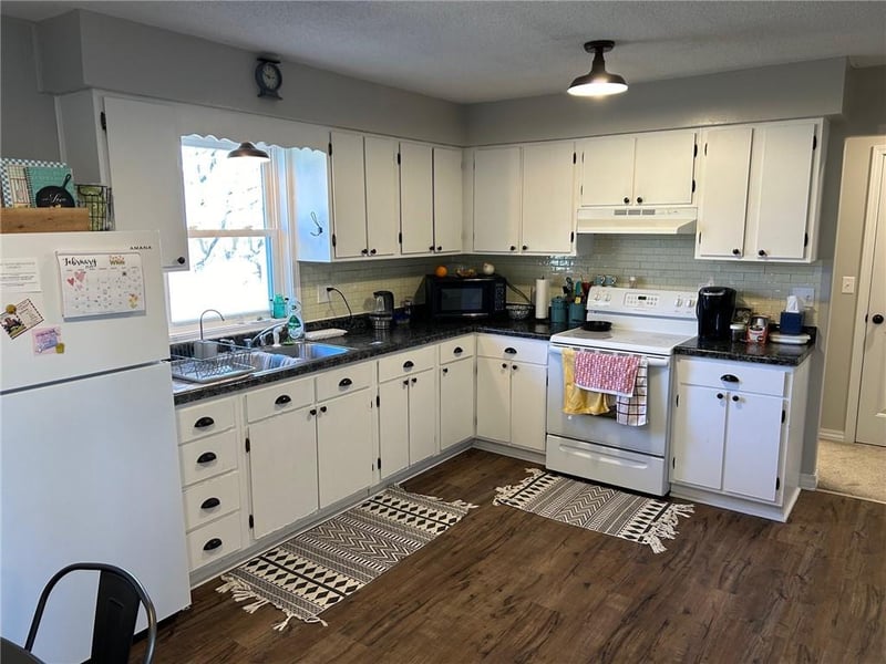 307 W Barrett Ave, Walker, MO 64790