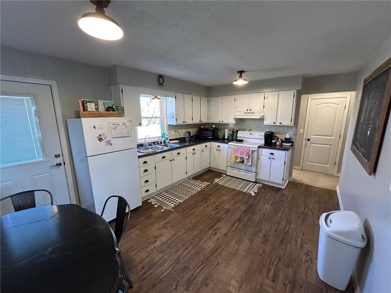 307 W Barrett Ave, Walker, MO 64790