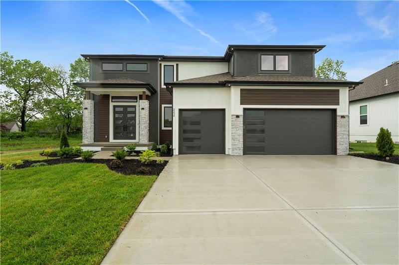2234 NW Killarney Ln, Lee's Summit, MO 64081