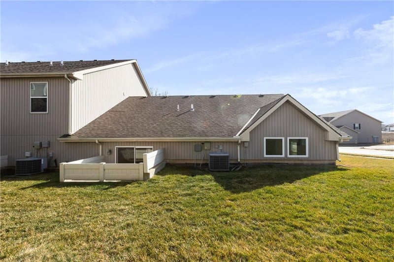 9400 N Adrian Ave, Kansas City, MO 64154