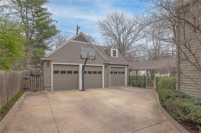 5401 Mohawk Ln, Fairway, KS 66205