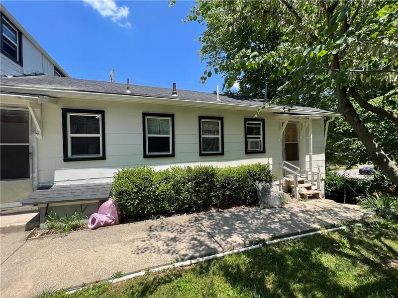 1208 W White Oak St, Independence, MO 64050
