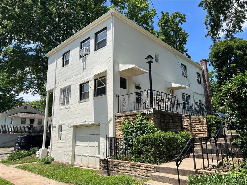 1208 W White Oak St, Independence, MO 64050