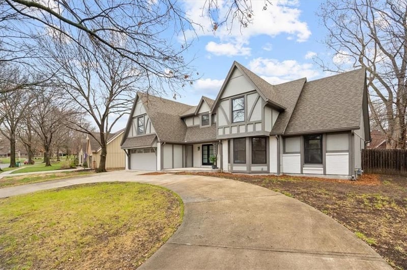 10075 Hemlock Dr, Overland Park, KS 66212