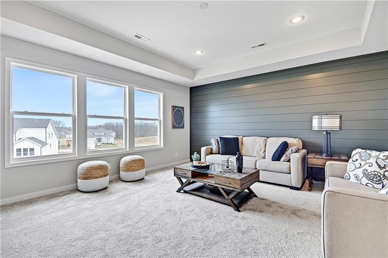 17421 Gillette St, Overland Park, KS 66221