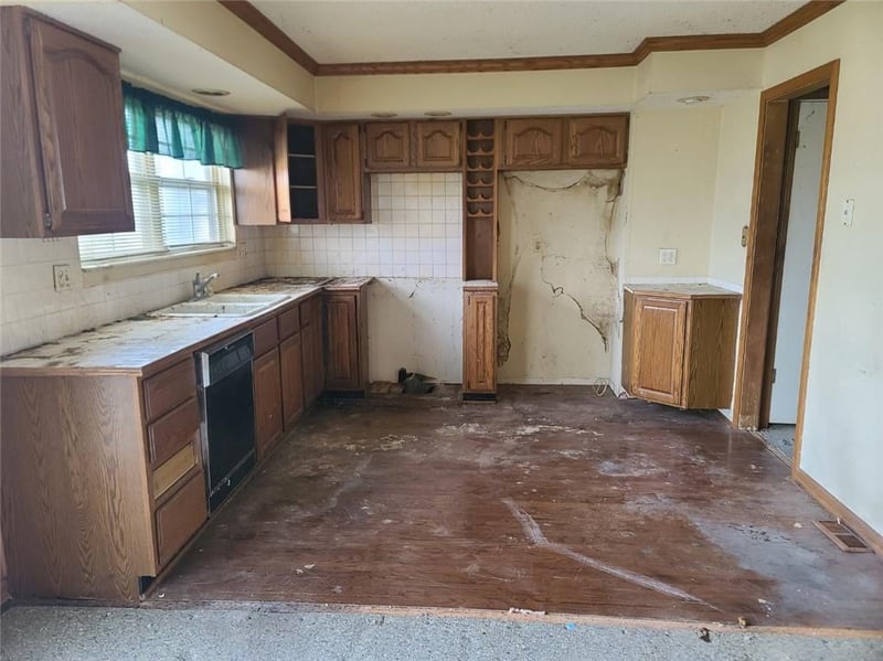 6748 W 108th Ter W, Overland Park, KS 66211