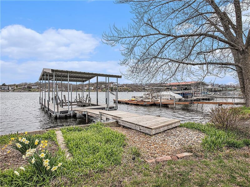 22 V St, Lake Lotawana, MO 64086