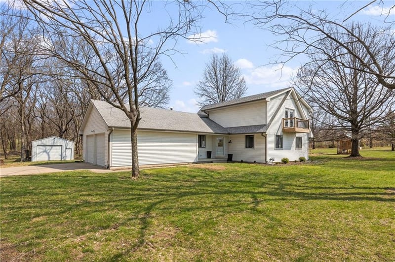 8000 E 155th St, Grandview, MO 64030