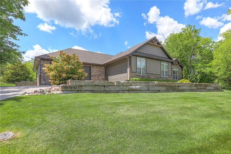 417 Southshore Dr, Lake Winnebago, MO 64034