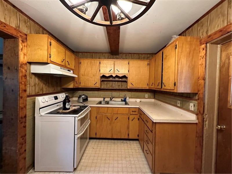 602 E Roseberry St, Hopkins, MO 64461