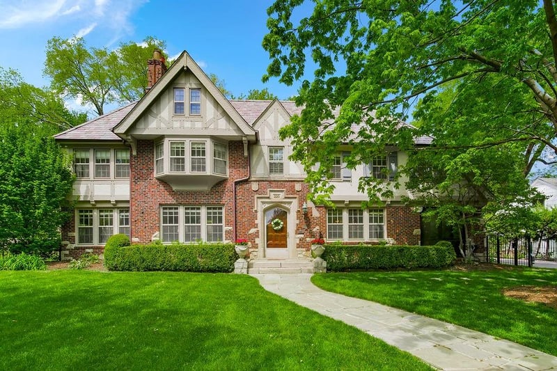 220 W 54th St, Kansas City, MO 64112