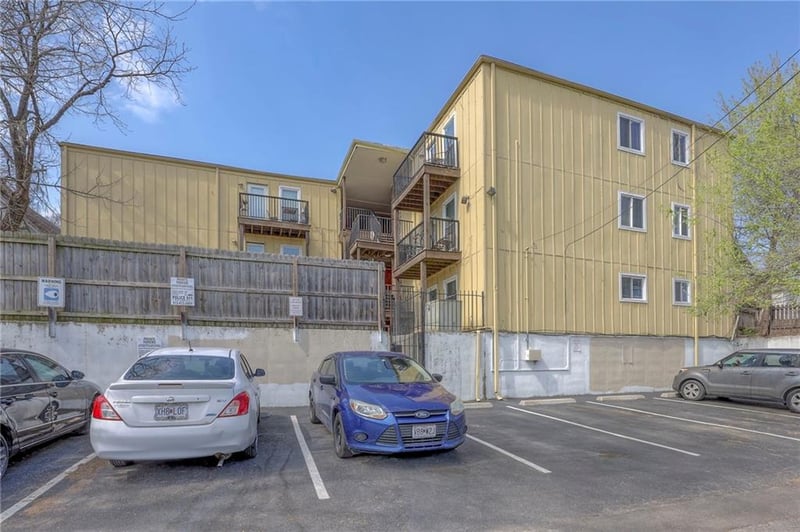 4033 Oak St, Kansas City, MO 64111