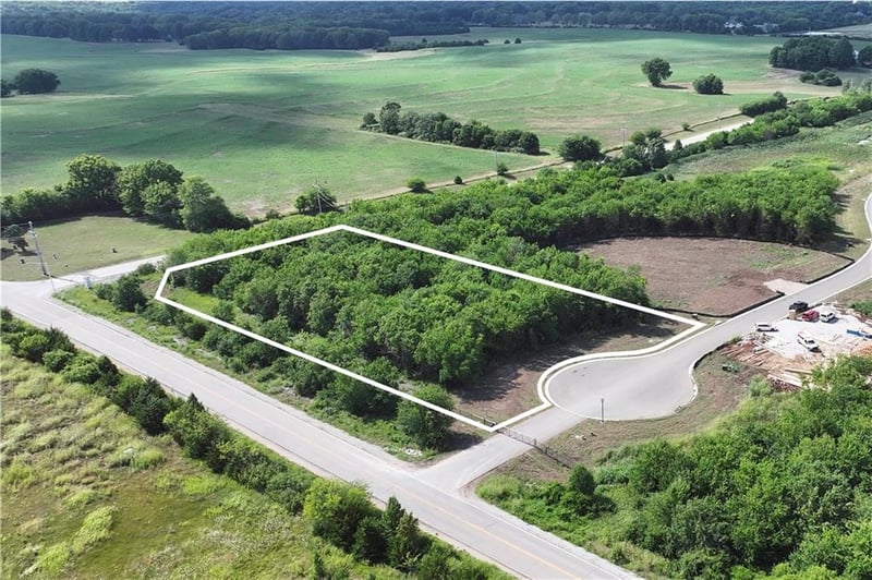 17490 Galloway Dr, Stilwell, KS 66085