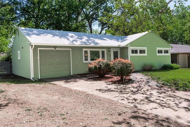 2520 Duncan Dr, Topeka, KS 66614