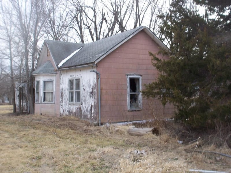 410 N Commercial St, Kincaid, KS 66039