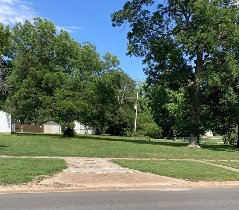 716 Commercial N/A, Oswego, KS 67356