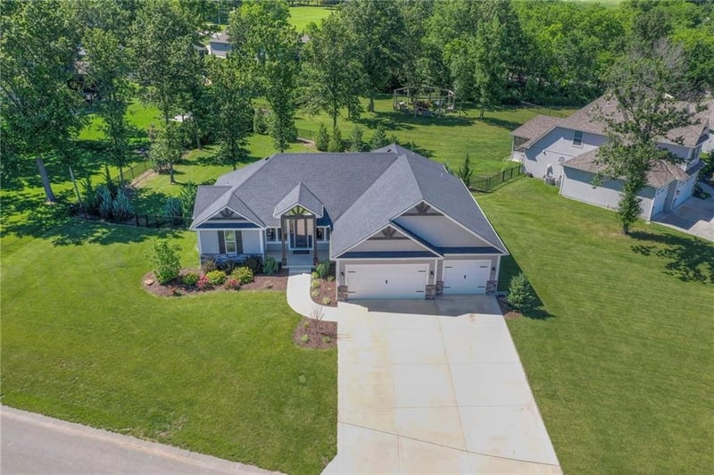 127 Grand Prairie Cir, Lake Winnebago, MO 64034