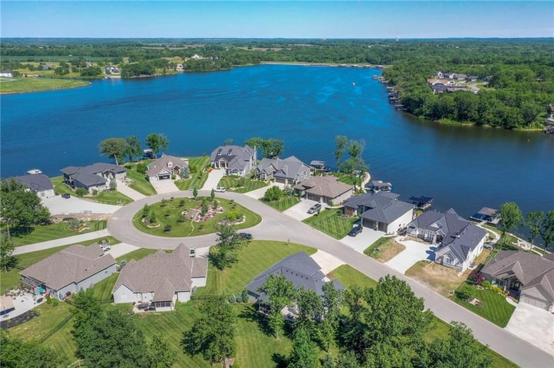 127 Grand Prairie Cir, Lake Winnebago, MO 64034
