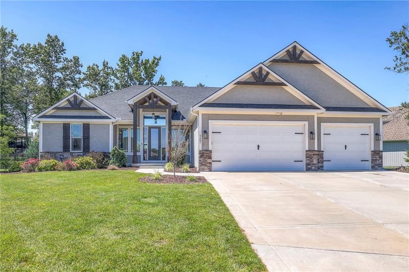 127 Grand Prairie Cir, Lake Winnebago, MO 64034