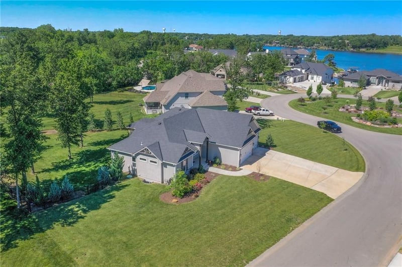 127 Grand Prairie Cir, Lake Winnebago, MO 64034