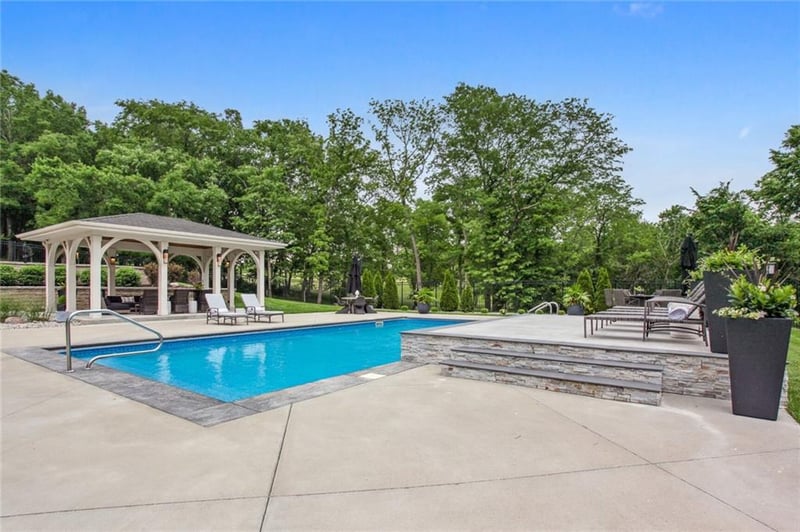 7015 NW Scenic Dr, Parkville, MO 64152