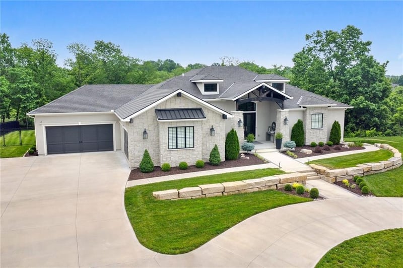 7015 NW Scenic Dr, Parkville, MO 64152